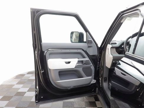New 2026 Land Rover Defender 110 X-Dynamic SE image 6