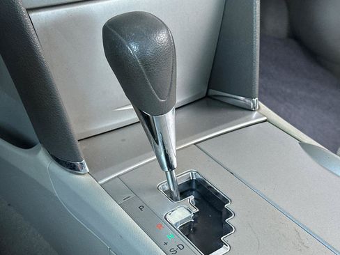 Used 2010 Toyota Camry LE FWD image 19
