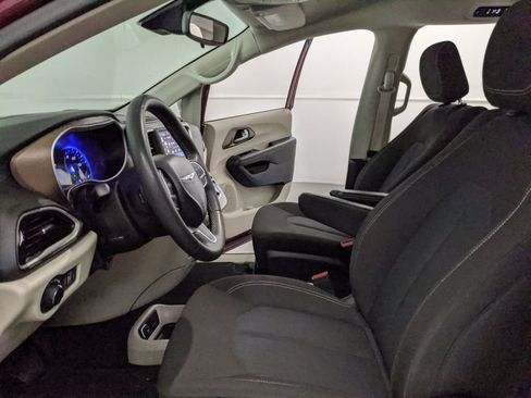 Used 2023 Chrysler Voyager LX FWD image 17