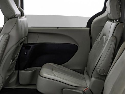 Used 2020 Chrysler Pacifica Limited image 32