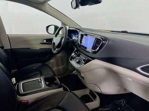 Used 2023 Chrysler Pacifica Touring-L image 9
