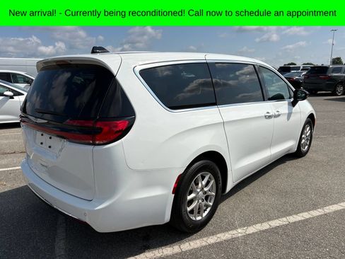 Used 2025 Chrysler Pacifica Select FWD image 3