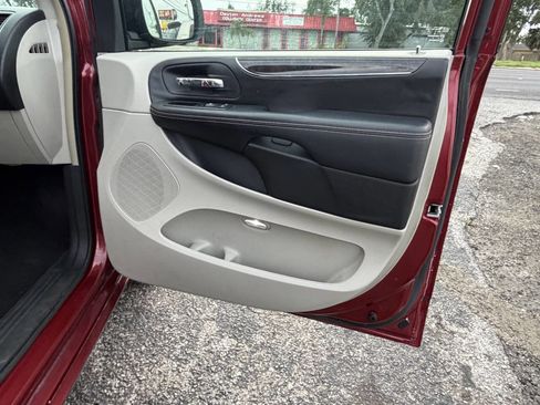 Used 2014 Chrysler Town & Country Touring FWD image 3