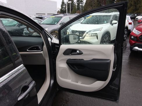 Used 2023 Chrysler Pacifica Touring-L image 17