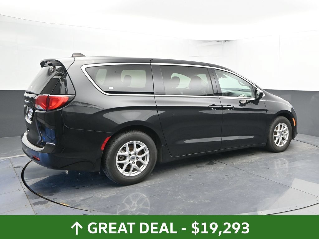 Used 2023 Chrysler Voyager LX FWD image 4