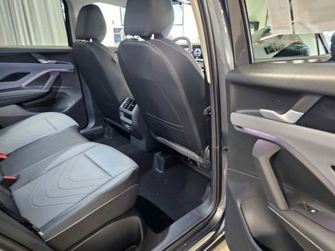 New 2025 Volkswagen Tiguan SE image 13