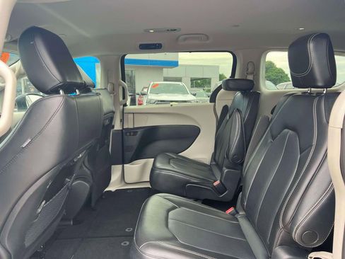 Used 2023 Chrysler Pacifica Touring-L FWD image 13