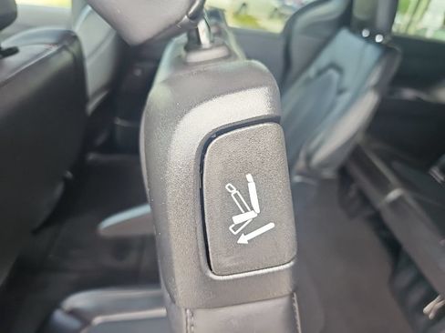 Used 2025 Chrysler Pacifica Select FWD image 33