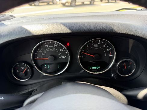 Used 2017 Jeep Wrangler Unlimited Sahara w/ Connectivity Group AWD/4WD image 27