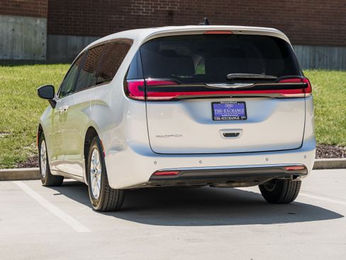 Used 2023 Chrysler Pacifica Touring-L FWD image 5