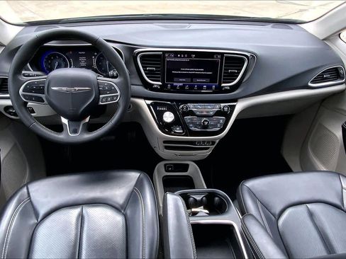 Used 2023 Chrysler Pacifica Touring-L FWD image 16