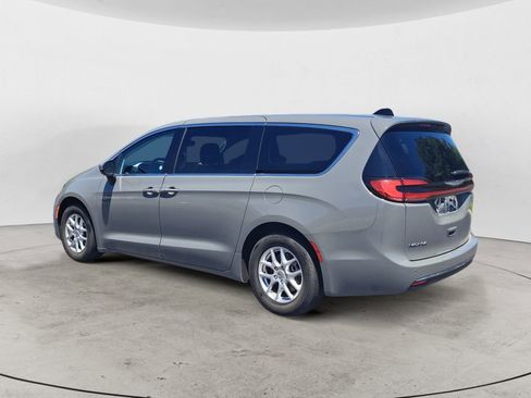 Used 2023 Chrysler Pacifica Touring-L FWD image 6