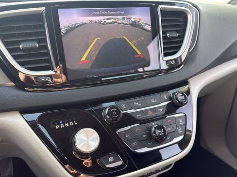 Used 2023 Chrysler Pacifica Touring-L image 16