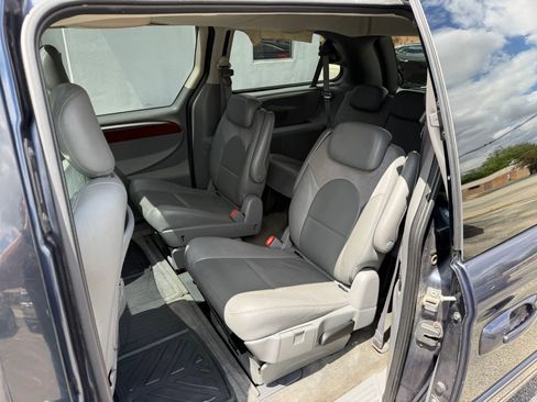 Used 2007 Chrysler Town & Country Limited FWD image 12