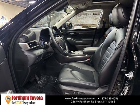 Used 2022 Toyota Highlander XLE AWD/4WD image 14