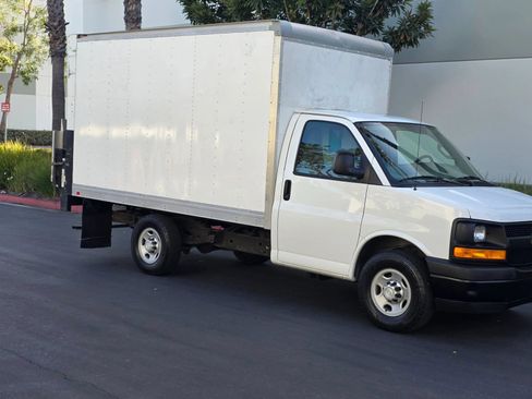 Used 2017 Chevrolet Express 3500 RWD image 4