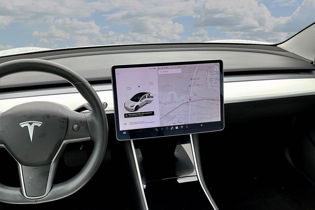 Used 2020 Tesla Model 3 Standard Range Plus RWD image 9