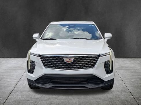 Used 2024 Cadillac XT4 Luxury w/ Cold Weather Package FWD image 10