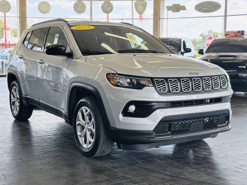 Used 2024 Jeep Compass Latitude AWD/4WD image 4