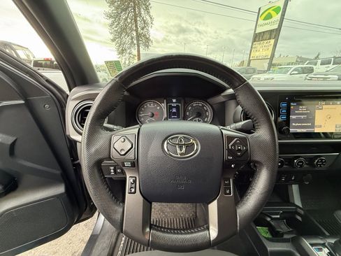 Used 2018 Toyota Tacoma TRD Off-Road image 6