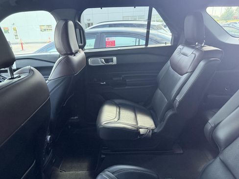 Used 2022 Ford Explorer Platinum w/ Equipment Group 601A AWD/4WD image 10