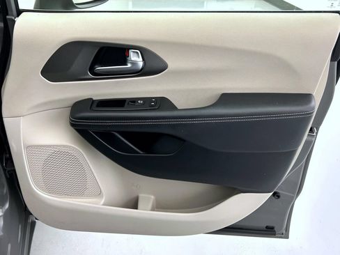 Certified 2023 Chrysler Pacifica Touring-L FWD image 16