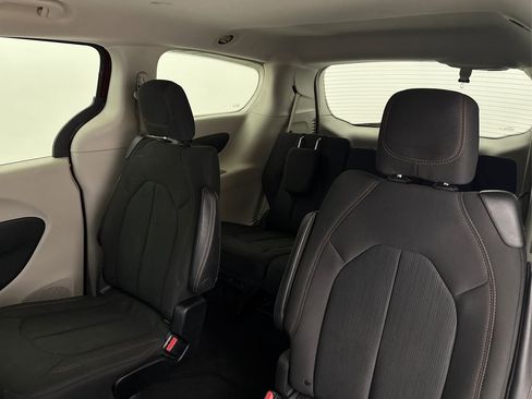 Used 2018 Chrysler Pacifica LX FWD image 11