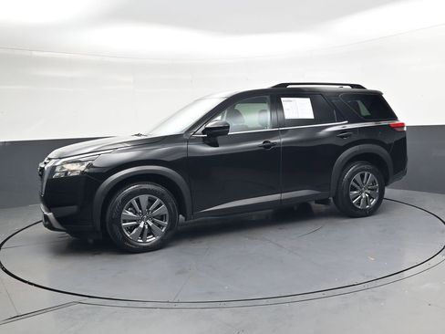 Used 2025 Nissan Pathfinder SV image 8