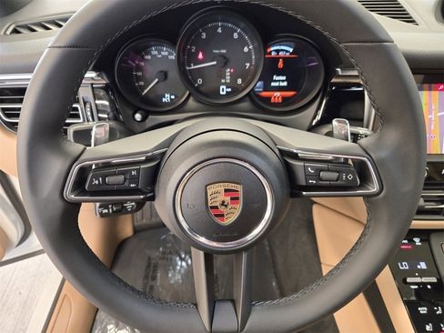 Used 2025 Porsche Macan image 19