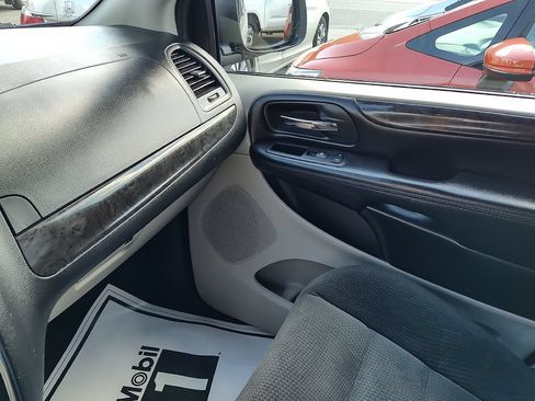 Used 2019 Dodge Grand Caravan SE FWD image 21
