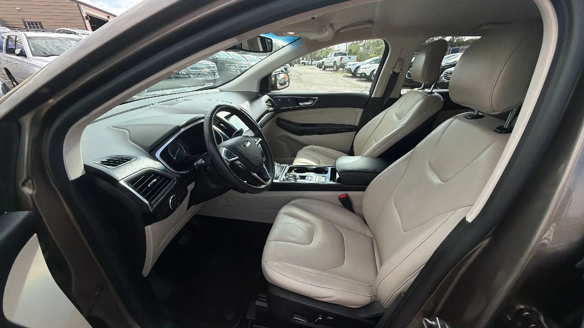 Used 2019 Ford Edge Titanium FWD image 2