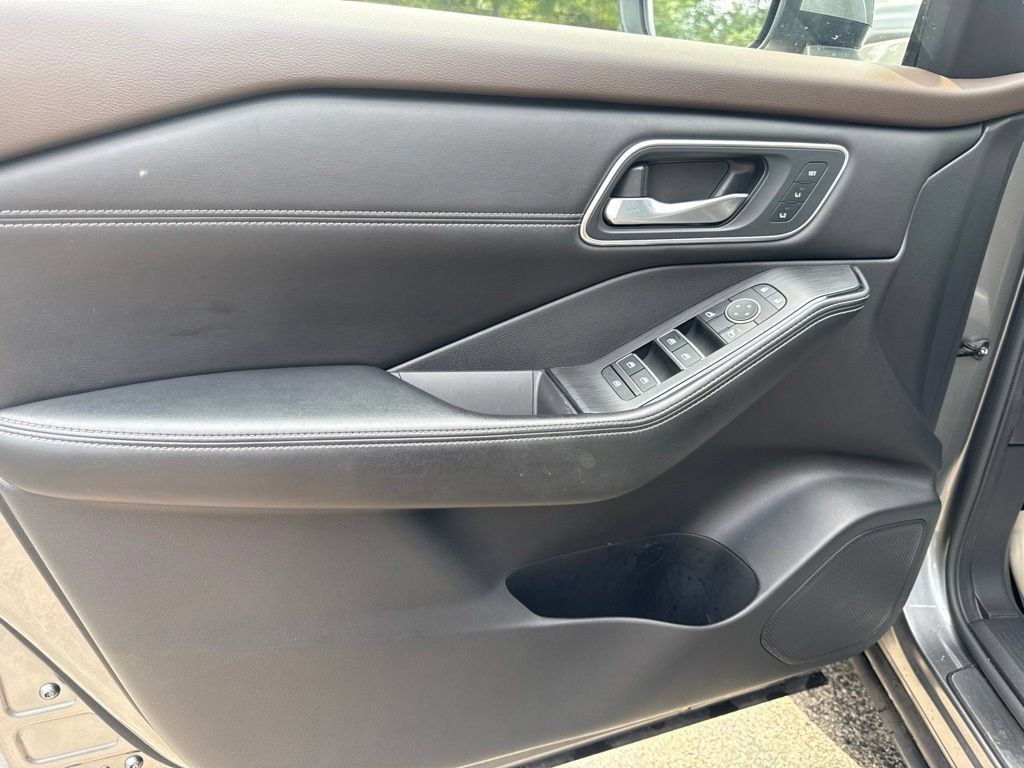 Used 2021 Nissan Rogue Platinum AWD/4WD image 21