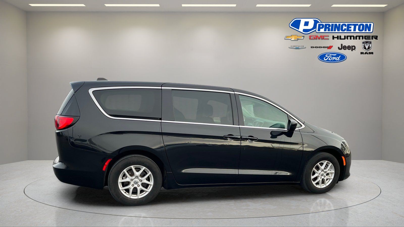 Used 2023 Chrysler Voyager LX FWD image 8