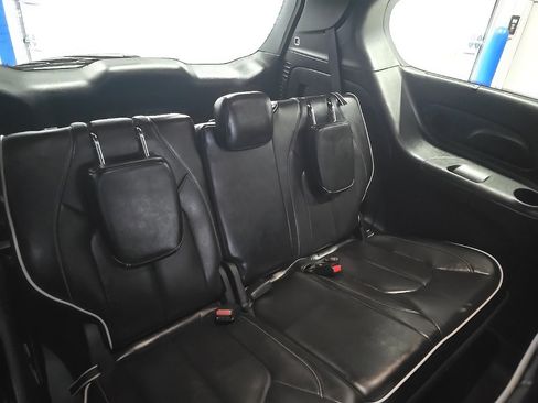 Used 2025 Chrysler Pacifica Limited image 22