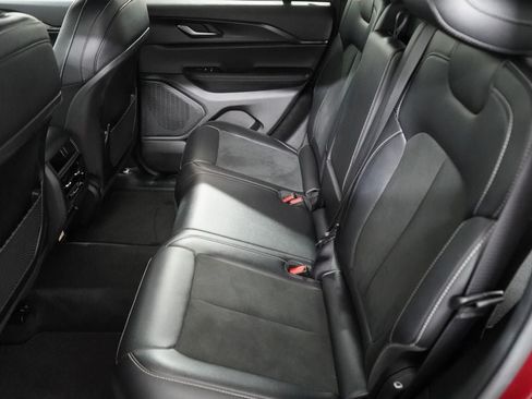 Used 2025 Jeep Grand Cherokee Altitude AWD/4WD image 19