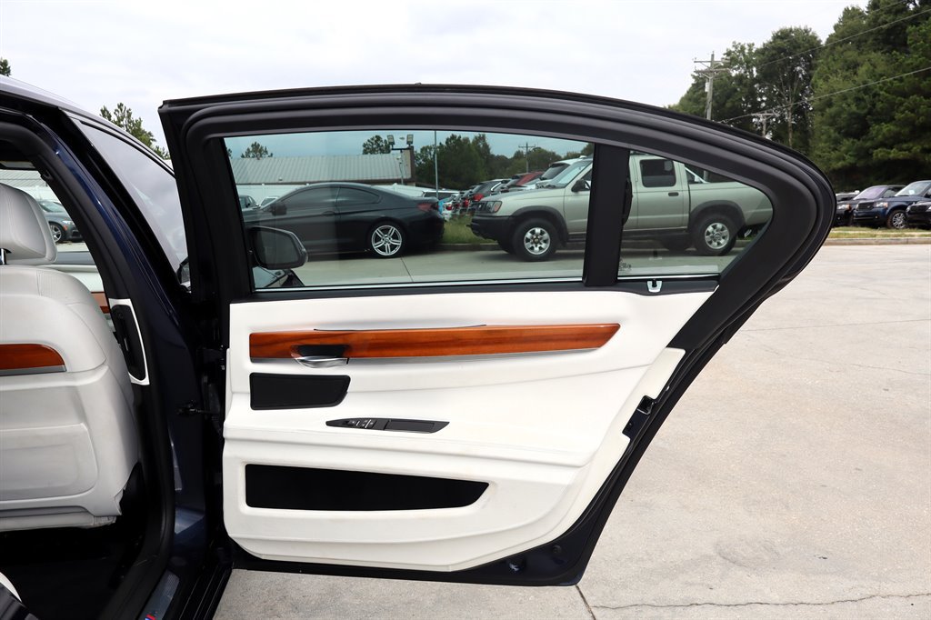 Used 2015 BMW 750Li RWD image 40