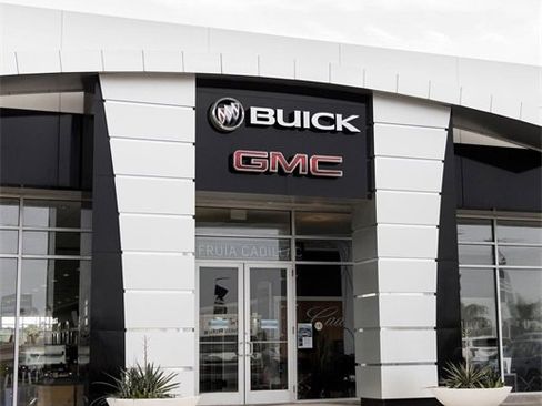 Used 2018 GMC Yukon SLE w/ SLE Value Package image 3