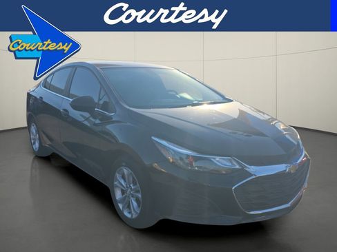 Used 2019 Chevrolet Cruze LT FWD image 1
