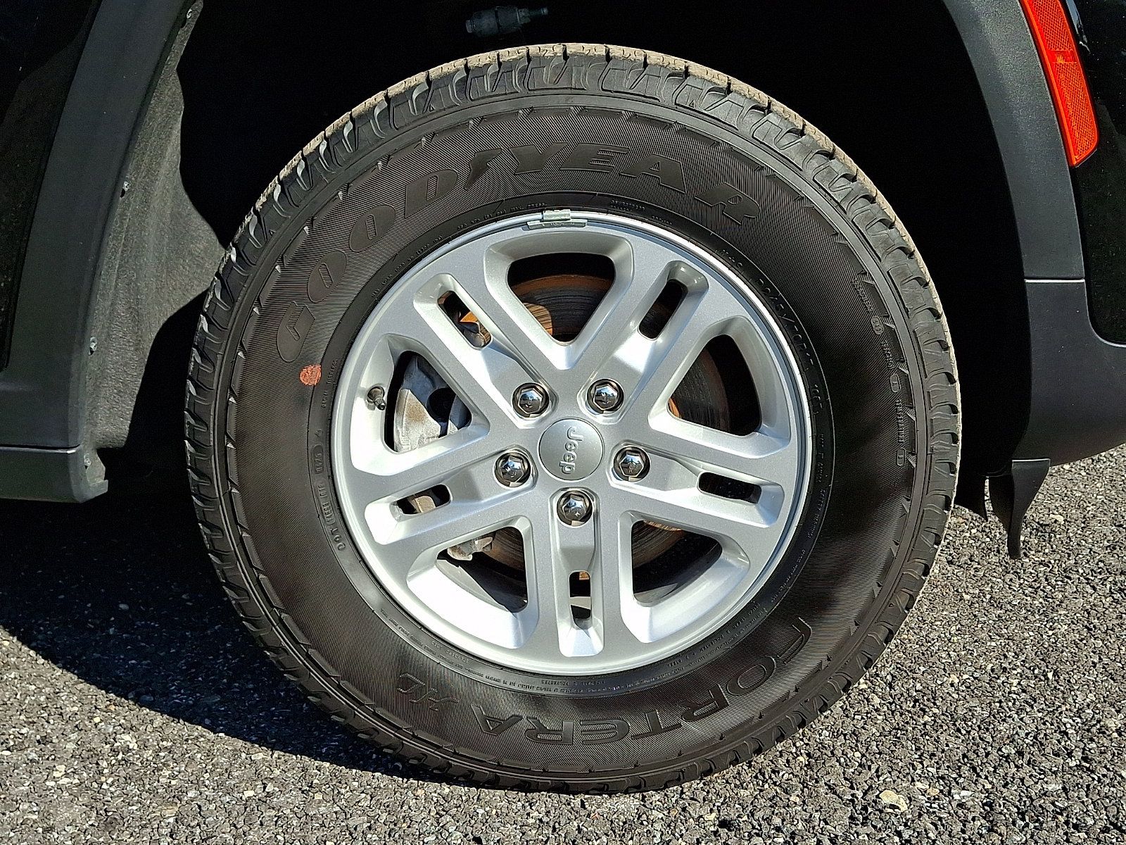 Certified 2025 Jeep Grand Cherokee Laredo w/ Luxury Tech Group I AWD/4WD image 8