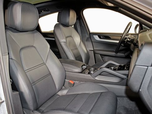 Used 2024 Porsche Cayenne Coupe image 38