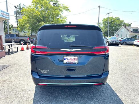 Used 2023 Chrysler Pacifica Touring-L FWD image 5