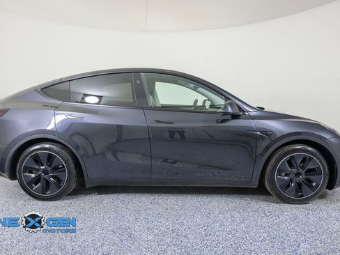 Used 2024 Tesla Model Y Long Range AWD/4WD image 8