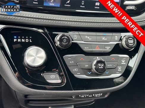 Used 2025 Chrysler Pacifica Select image 23
