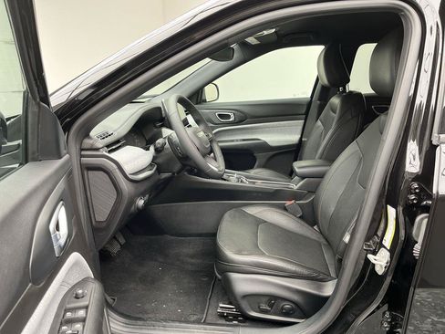 Used 2023 Jeep Compass Latitude AWD/4WD image 3