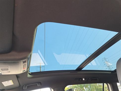 Certified 2022 Volkswagen Tiguan SE R-Line image 32