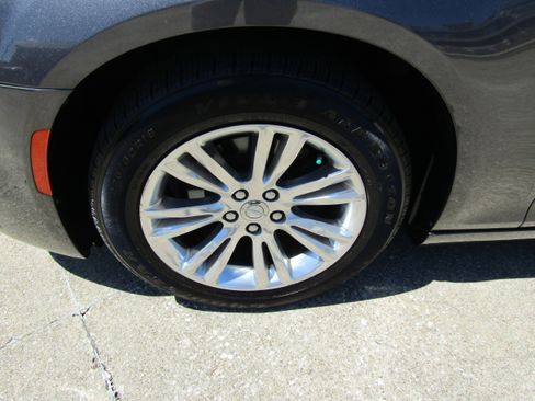 Used 2018 Chrysler 300 Touring w/ Driver Convenience Group image 9