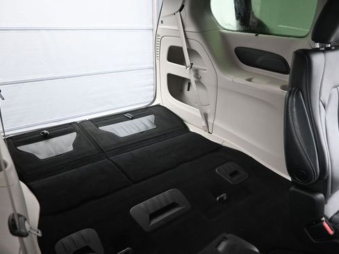 Used 2022 Chrysler Pacifica Touring-L FWD image 14