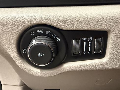 Used 2024 Chrysler Pacifica Touring-L FWD image 27