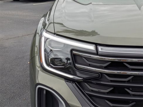 Used 2024 Volkswagen Atlas Peak Edition SE image 10