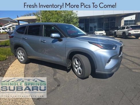 Used 2023 Toyota Highlander LE AWD/4WD image 1